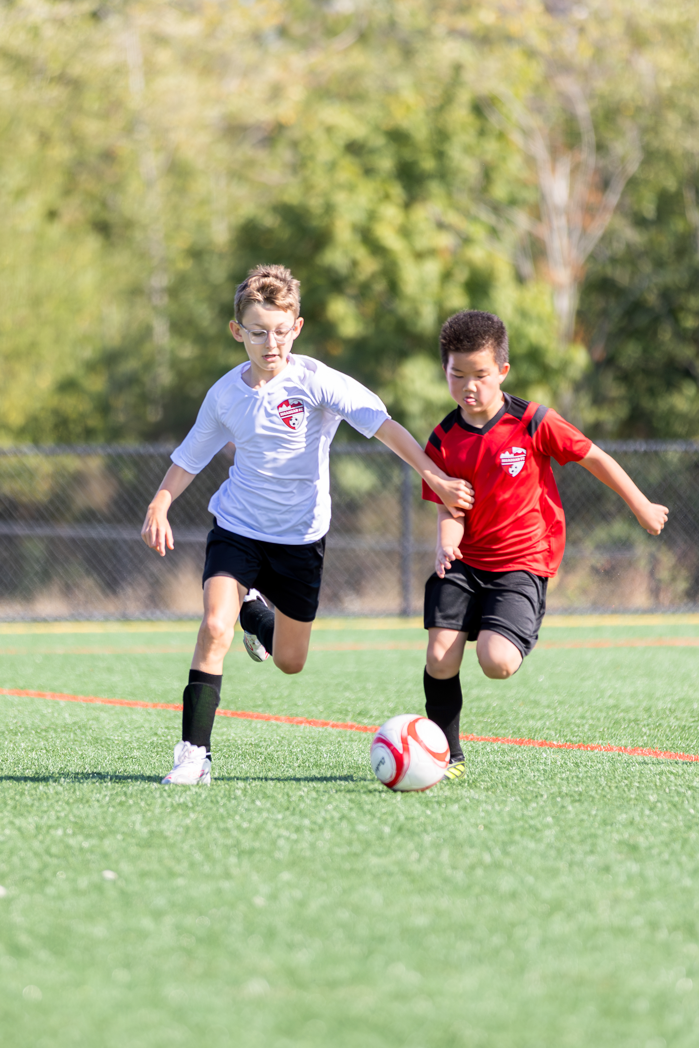 issaquah youth soccer, 2 kids chasing after the ball