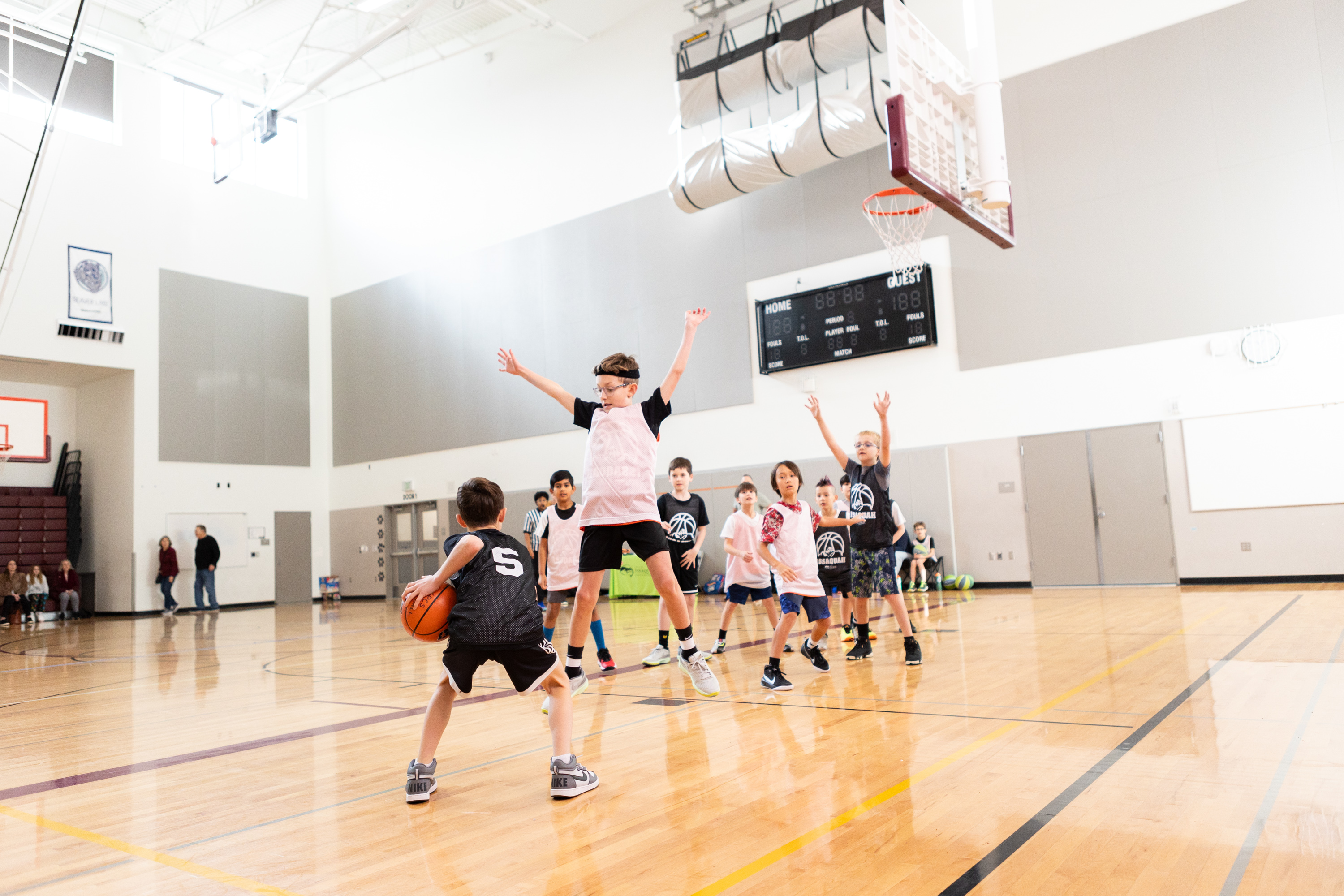 sammamish sports photographer, 2 kids playing basketball