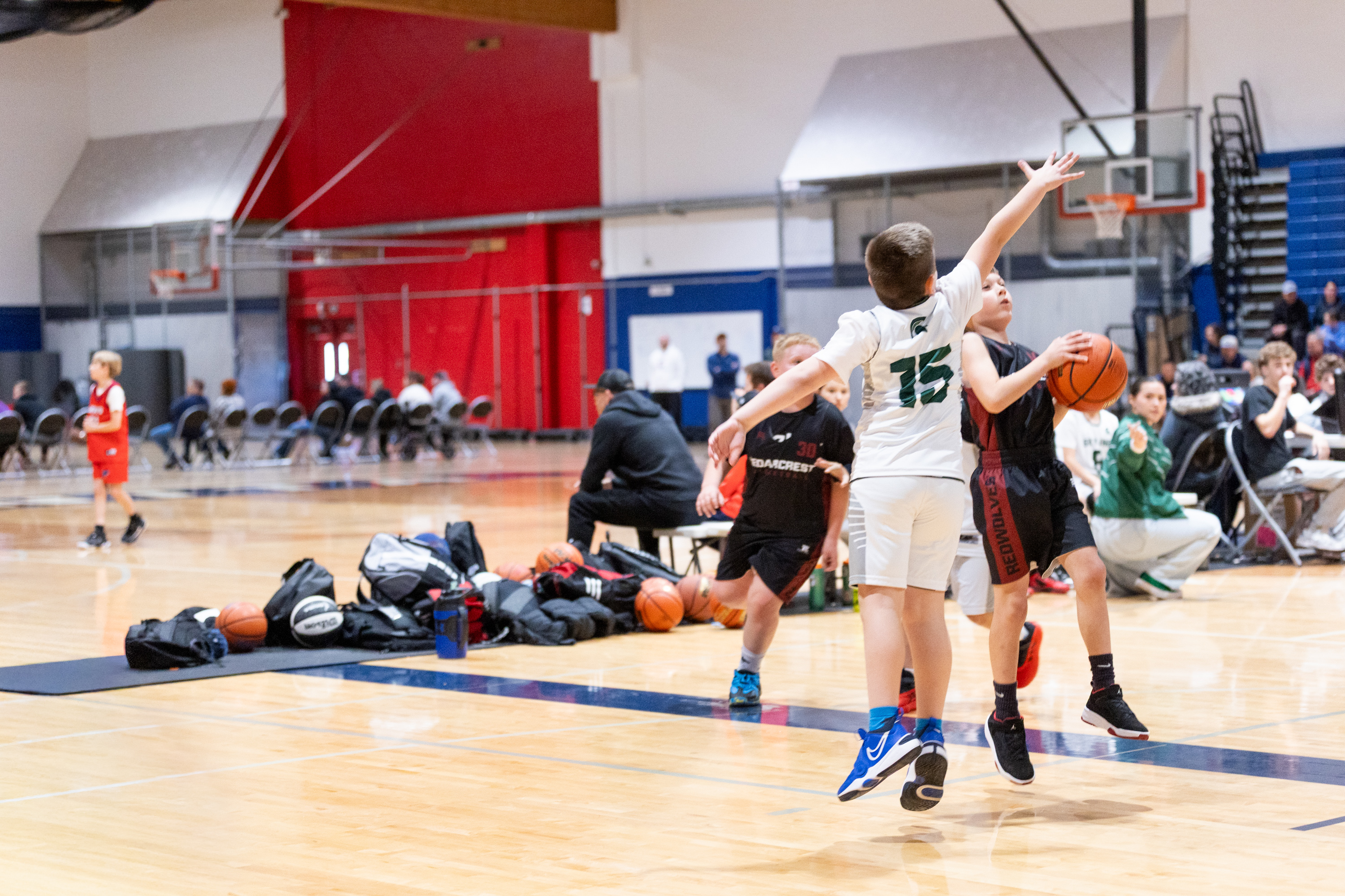 sammamish sports photographer, 2 kids playing basketball